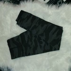 Athleta Elation 7/8 Tight Black Camo Size M